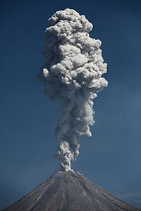Vertical ash cloud following explosive eruption of Colima volcano