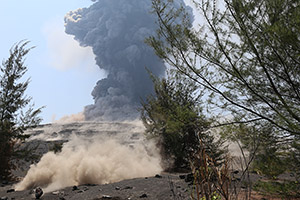 Close impact of volcanic bombs and rolling bombs during dangerous explosive eruption of Anak Krakatau