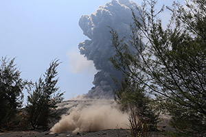 Close impact of volcanic bombs during dangerous explosive eruption of Anak Krakatau