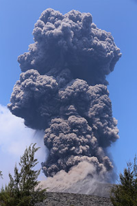 Tall eruption column from eruption of Anak Krakatau