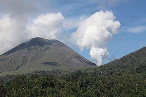 Lokon volcano degassing between eruptions