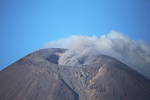 Minor ashing from Momotombo volcano summit crater
