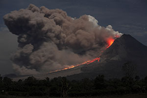 Medium-sized Pyroclastic Flow at night, Sinabung volcano
