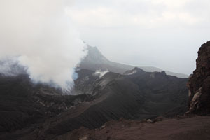 Suwanosejima volcano, degassing O-take crater, Sakuchi caldera