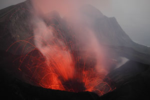 Suwanosejima volcano, vulcanian explosion, night eruption O-take crater, Sakuchi caldera