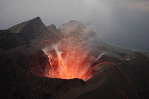 Suwanosejima volcano, nighttime vulcanian eruption O-take crater, Sakuchi caldera